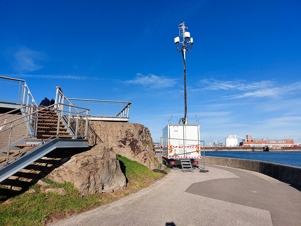 un camion bien étrange stationné au port de Calais