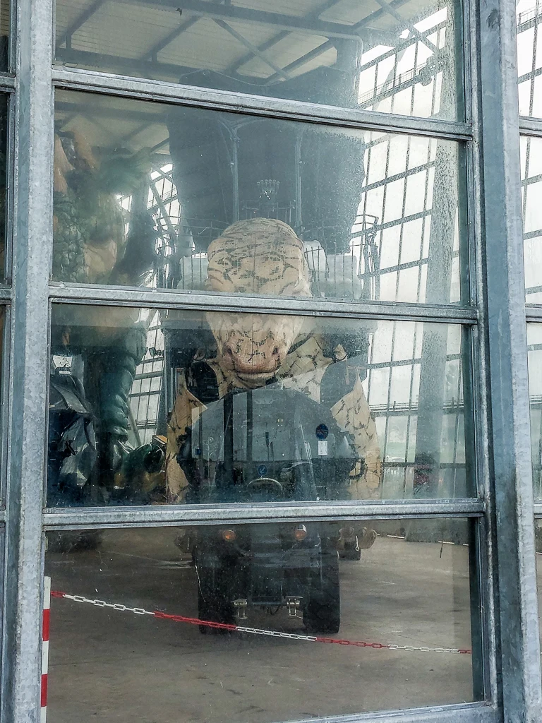 Le Varan en tenue de promenade de visiteurs