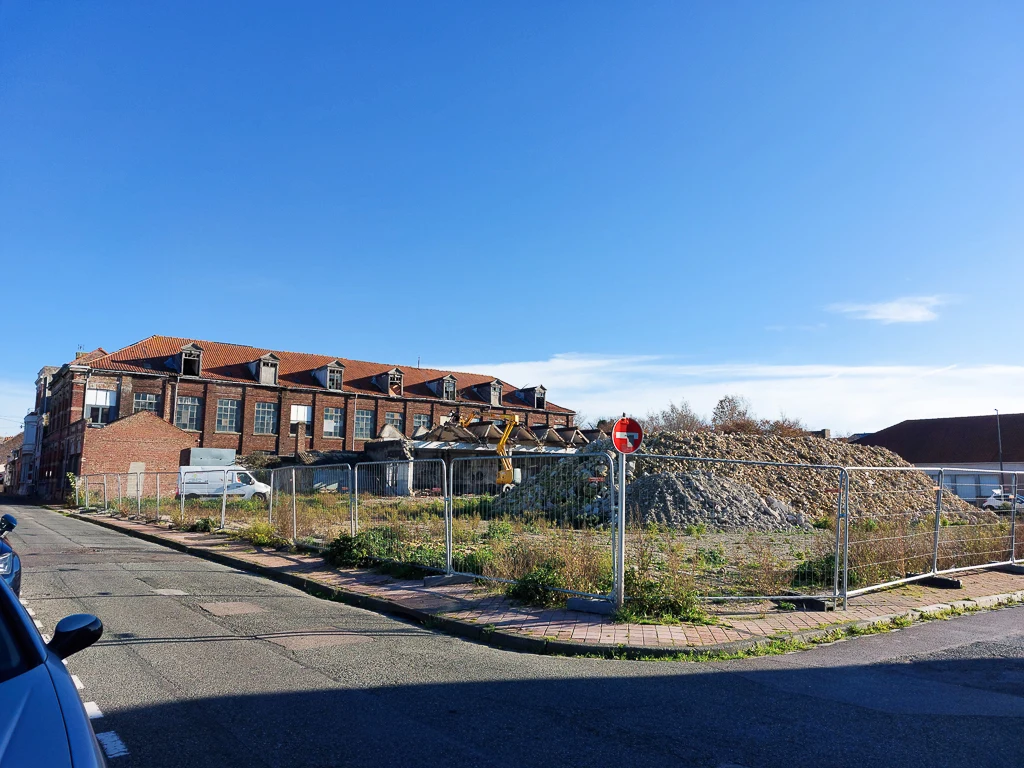 La dernière des usines Darquer en démolition rue des Quatre-Coins à Calais