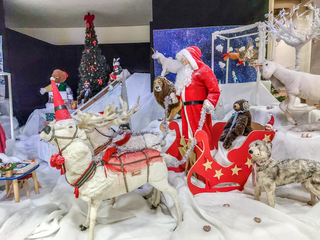 Le Père Noëlest à l'intérieur de l'Hôtel de Ville de Calais