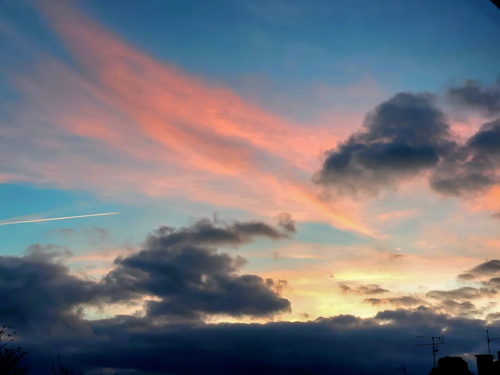 le ciel se couche sur Calais avant le feu d'artifices de Noël