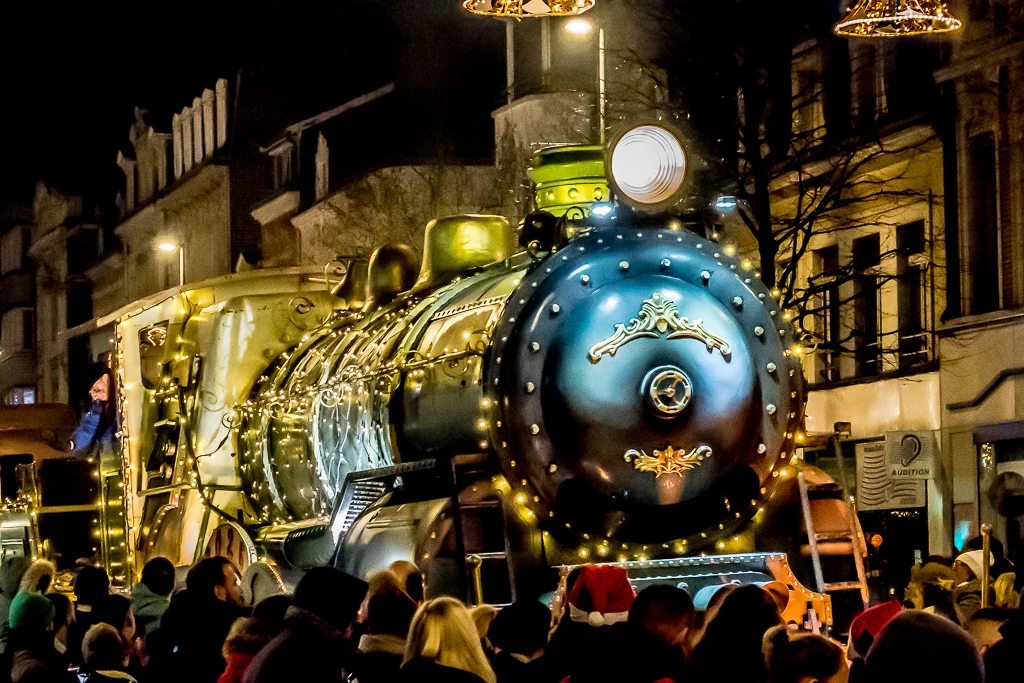 La locomotive de Papa Noël à la Grande Parade de Calais 2025