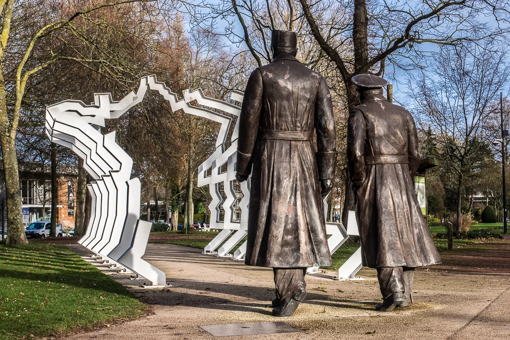 Charles De Gaulle et Winston Churchill marchant vers la reconstruction de la France