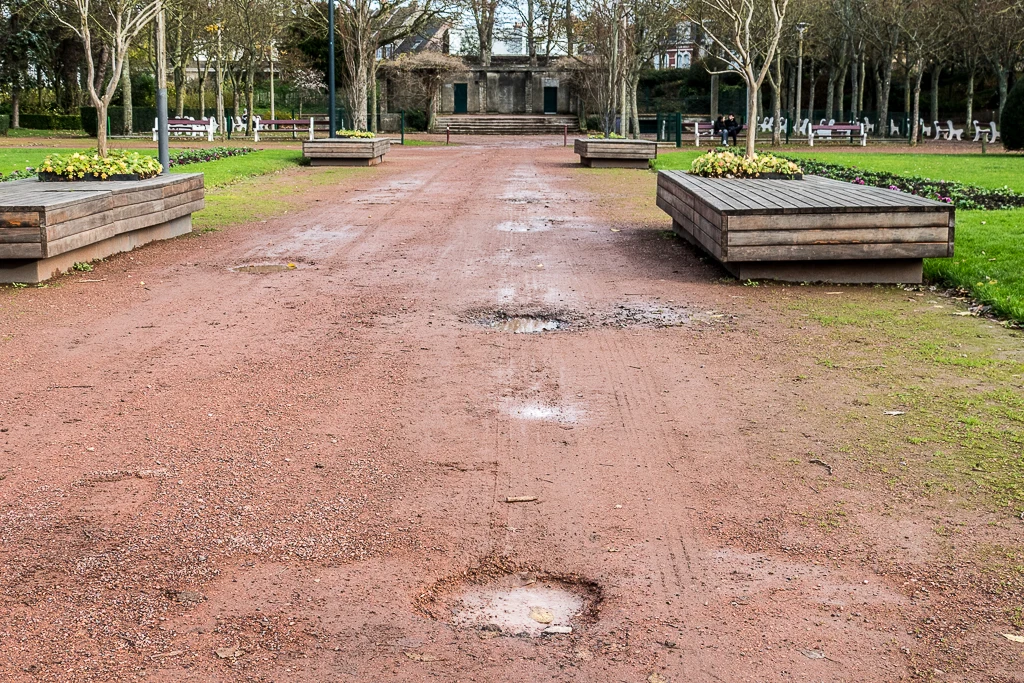 Des nids de poule au parc Richelieu de Calais: je croyais qu'il n'y avait que des canards