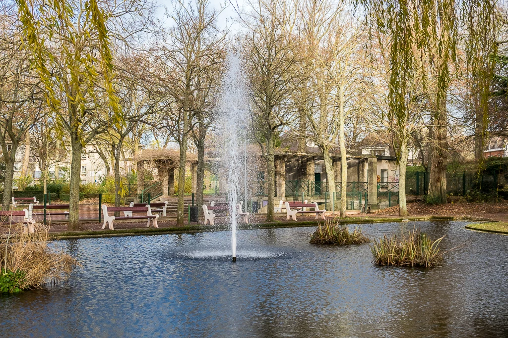 La nouvelle fontaine dans le bassinaux poissons