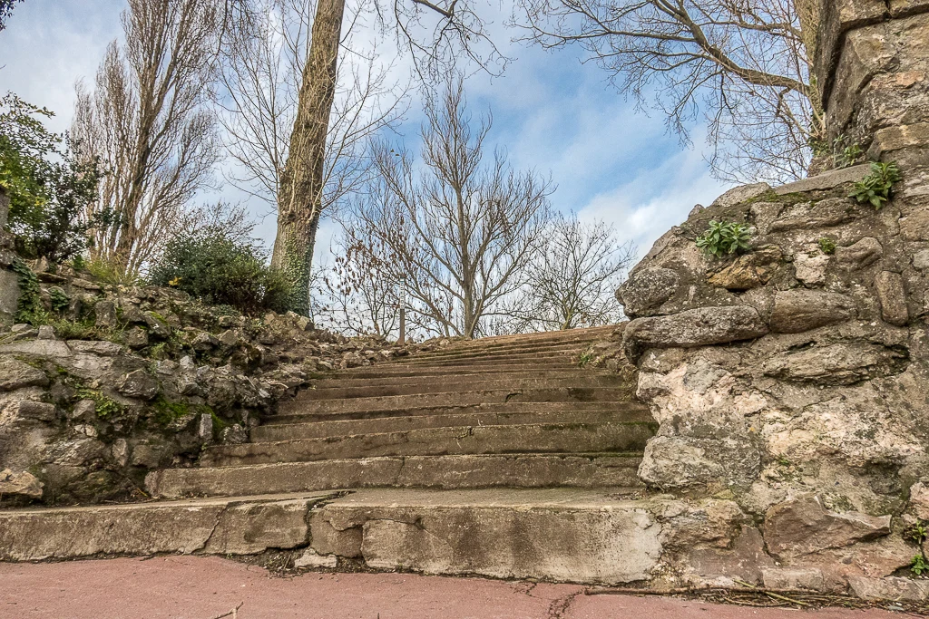 L'entrée creusée dans les remparts du parc Richelieu