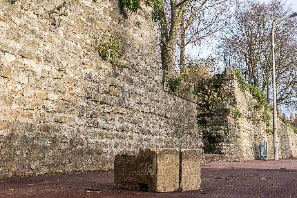 Une véritable pierre du parc Richelieu... qui n'est pas à vendre aux enchères