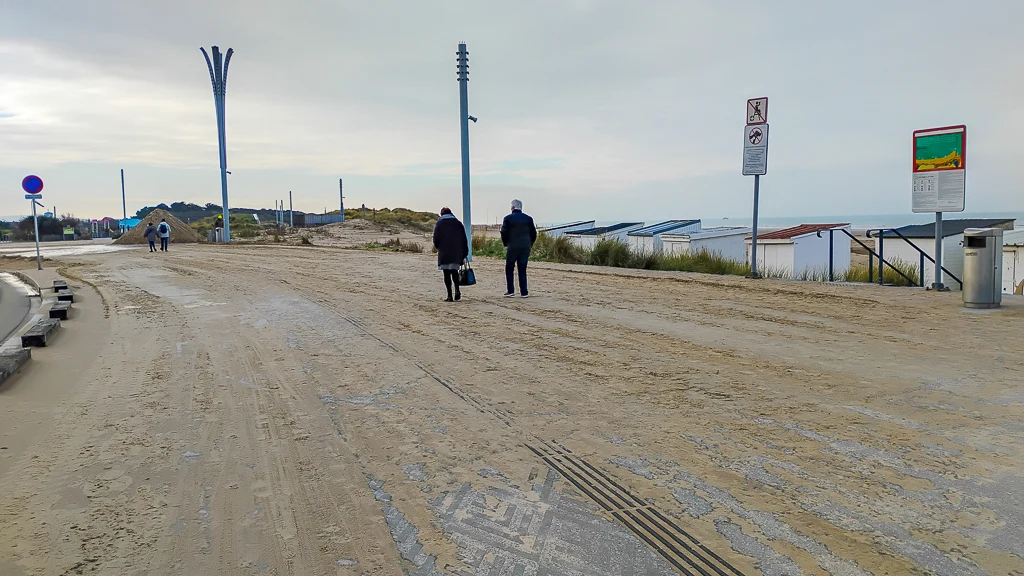 La digue Gaston-Berthe de Calais sous une couche de sable