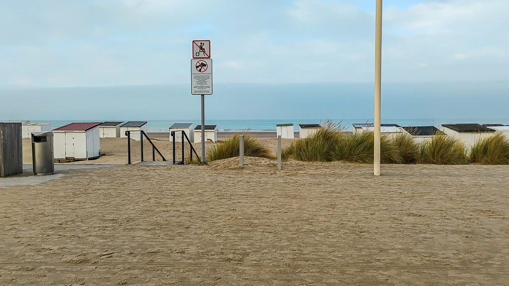 La digue Gaston-Berthe de Calais sous une couche de sable
