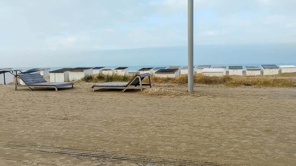 La digue Gaston-Berthe de Calais sous une couche de sable