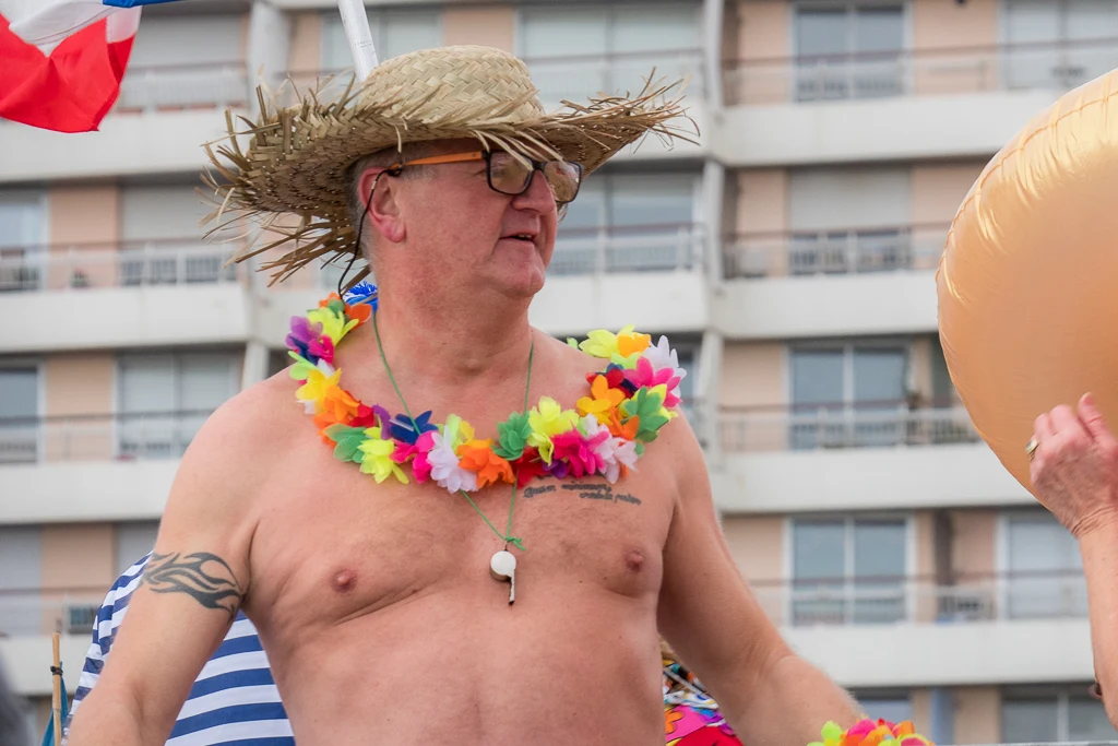 Avec un chapeau de paille poour le Bain Décalais
