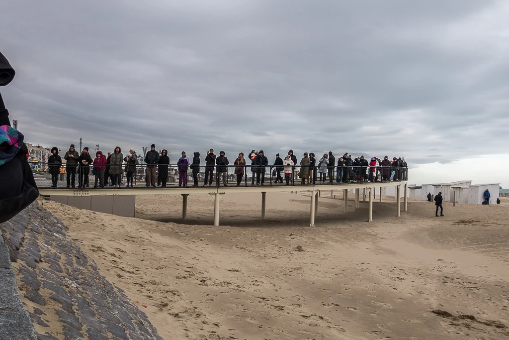 Début de l'attente d'une partie des spectateurs du Bain Décalais