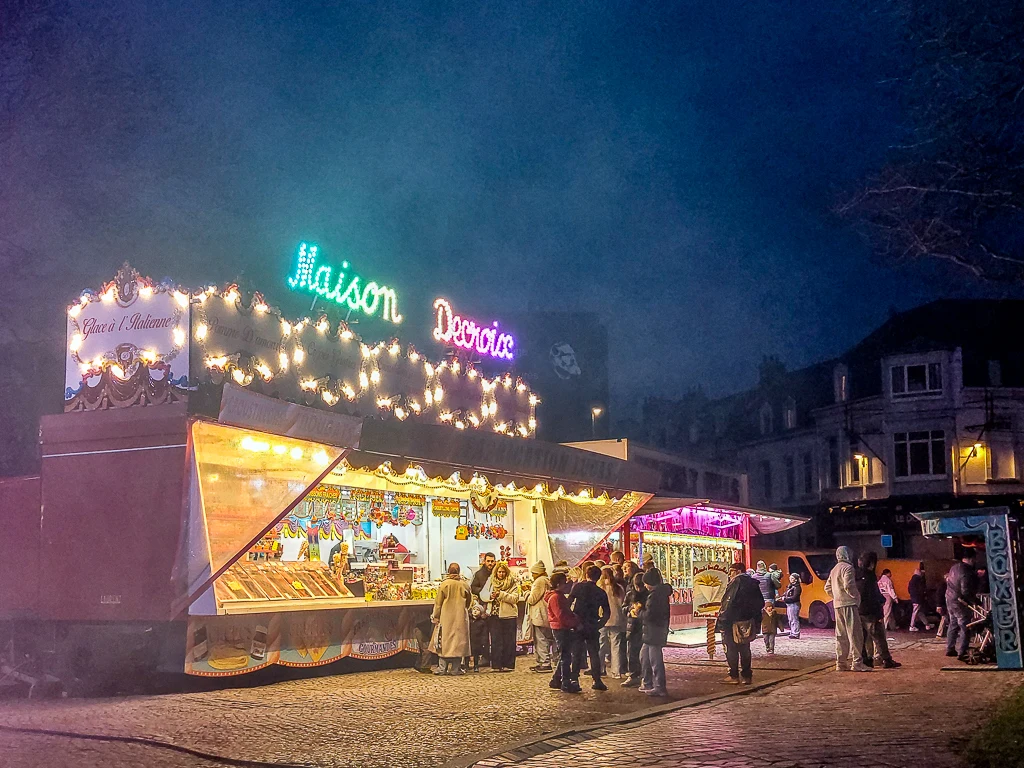 On fait la queue dans cette partie reculée de la foire