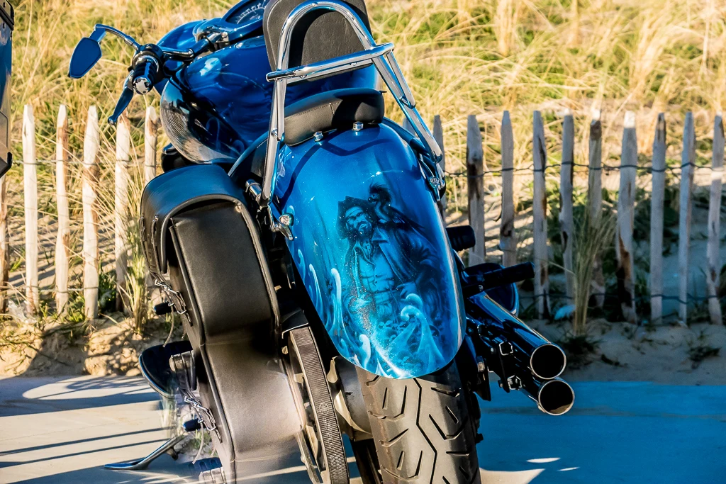 Superbe moto à la plage de Calais