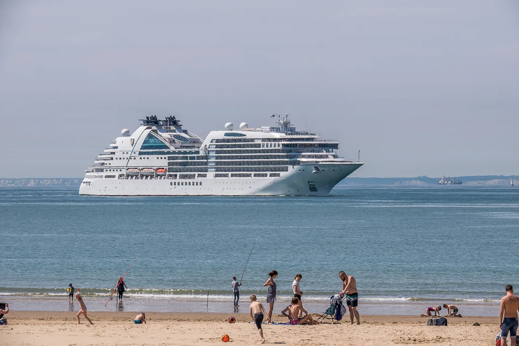 Le Seabourn Ovation de passage à Calais en juin 2019
