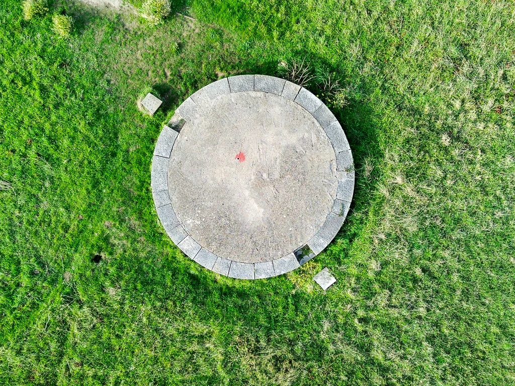 Le puit de la construction du tunnel sous la manche vu du ciel