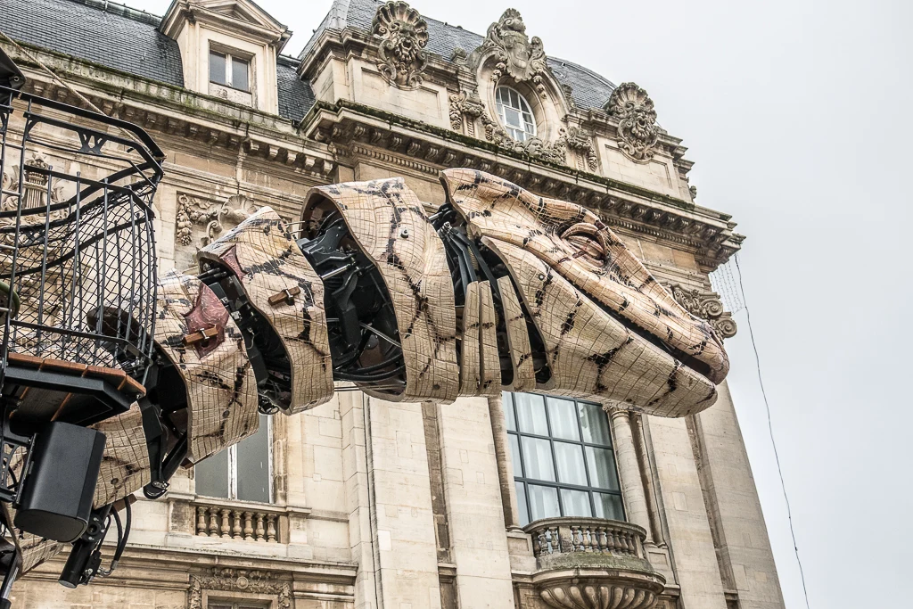 Le Varan de Calais à proximité du Grand Théâtre de Calais
