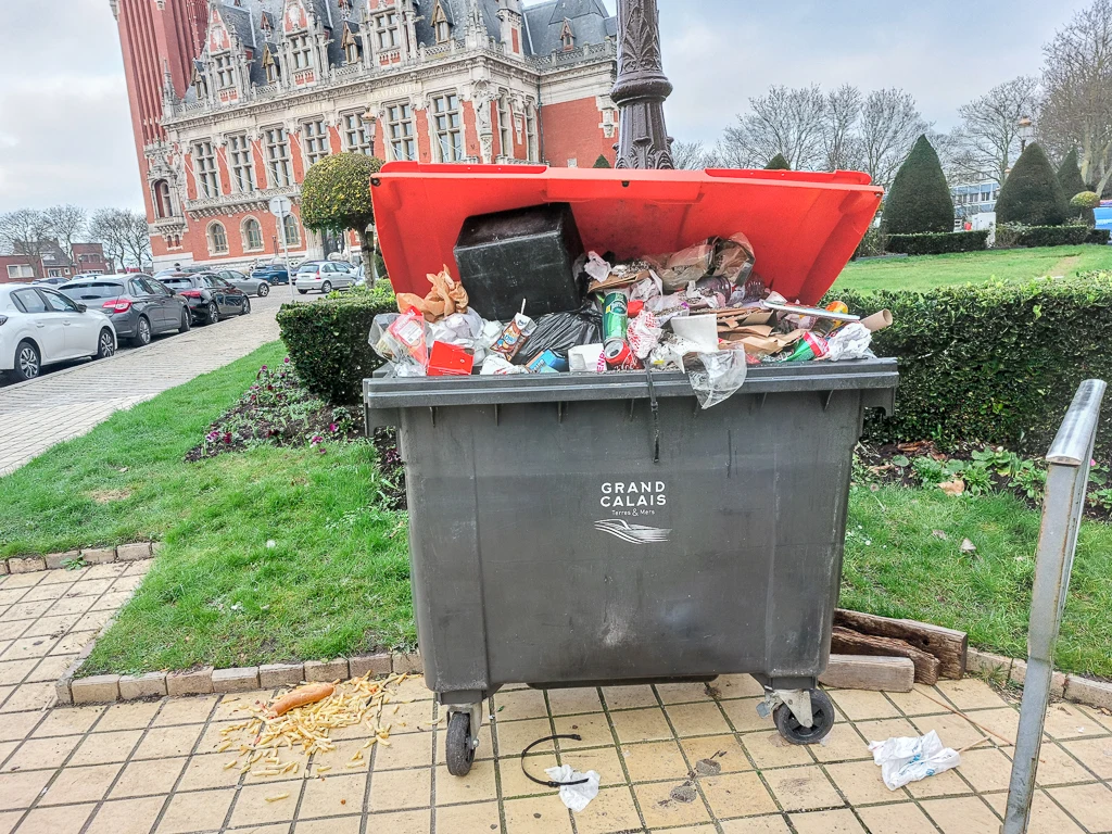 Des poubelles, toujours des poubelles