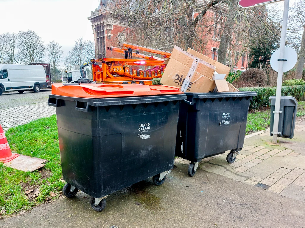Des poubelles, encore des poubelles