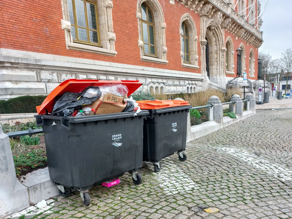 Des poubelles, encore des poubelles
