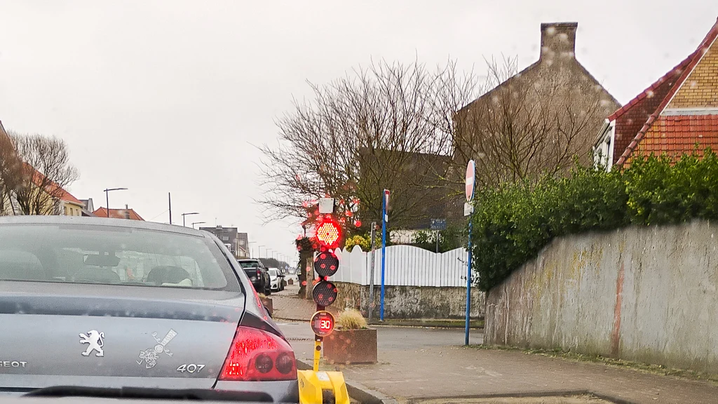 Des feux tricolores régulent la circulation à Sangatte