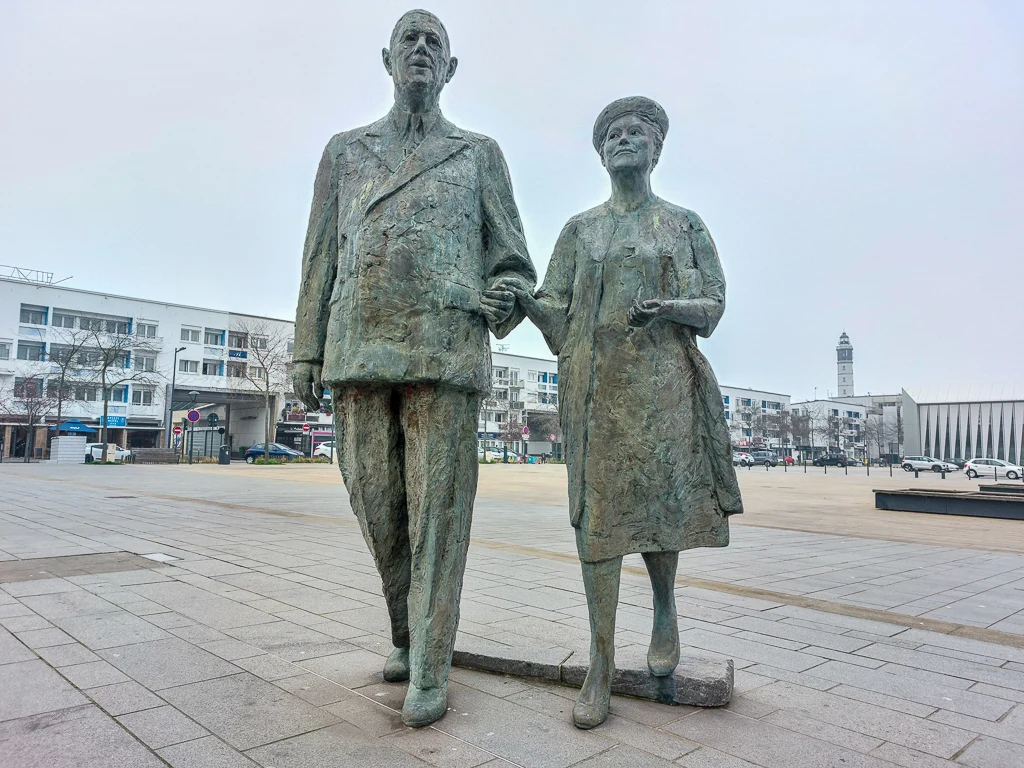 Le couple De Gaulle de face sur la statue à Calais