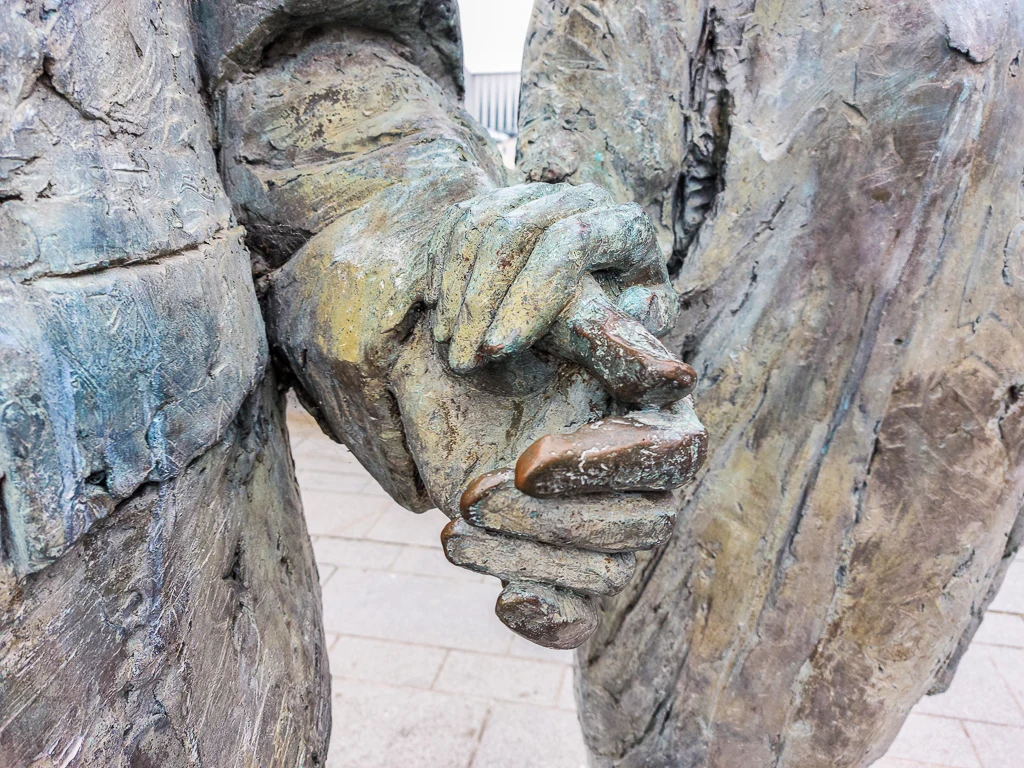 La main d'Yvonne posant sur celle de Charle De Gaulle