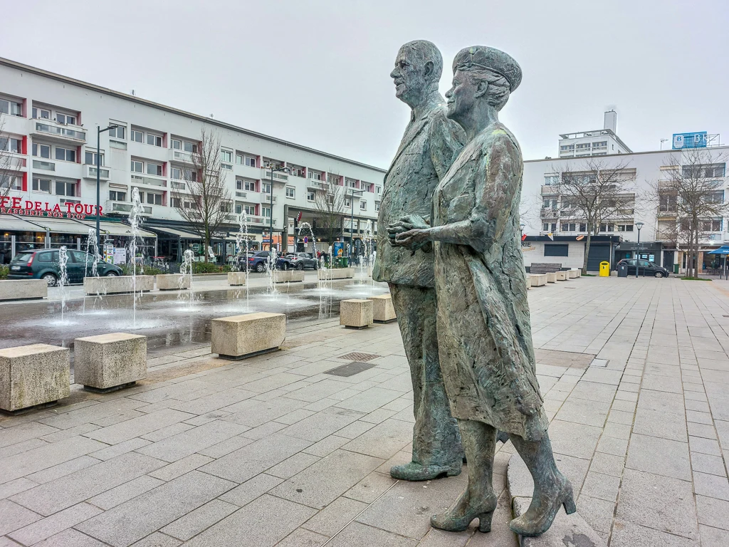 Yvonne descend d'une marche à Calais