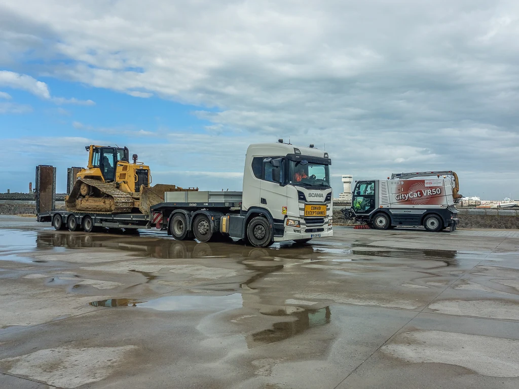 On débarque le derier bulldozer