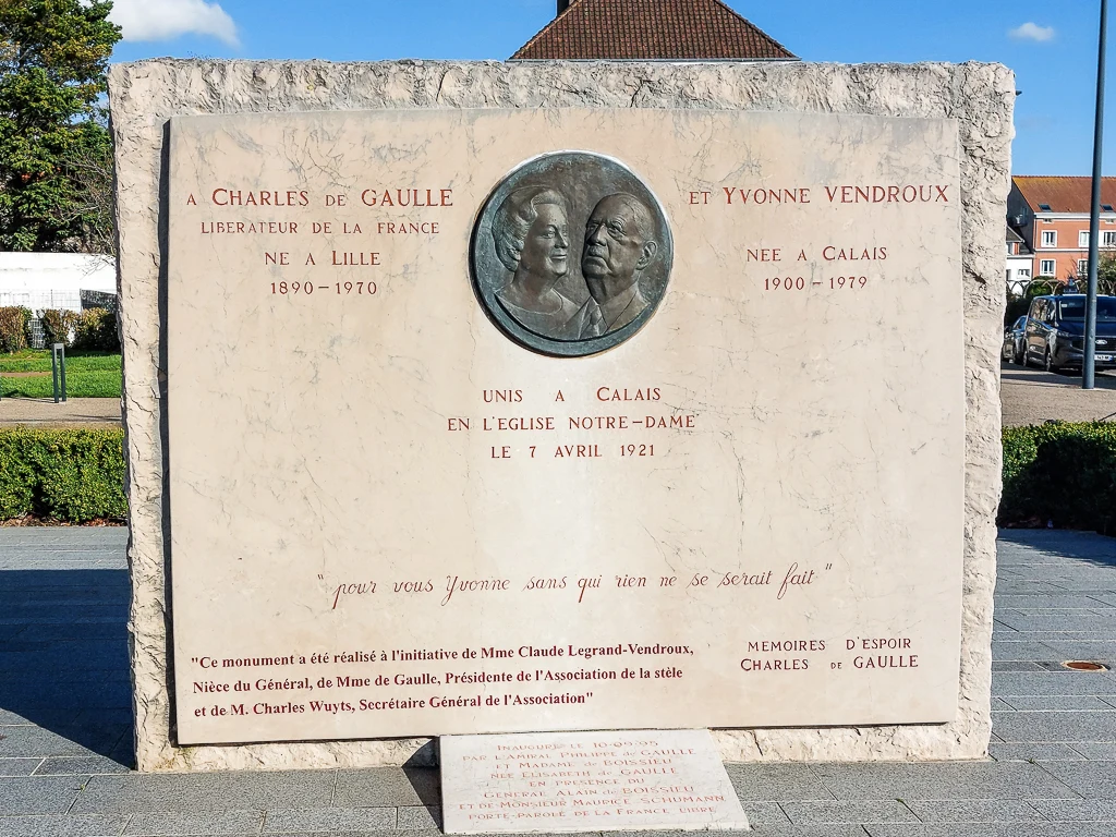 La stèle commémorative à De Gaulle