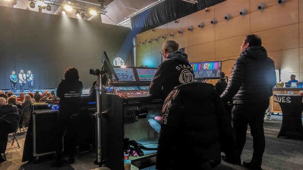 Le staff derrière leurs pupitres