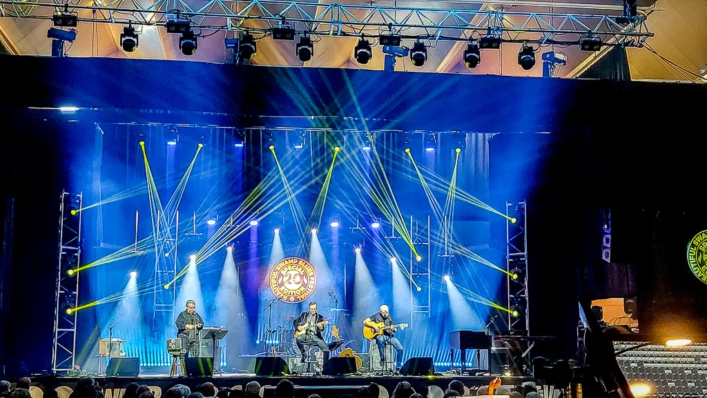 Ouverture de la soirée sous les projecteurs