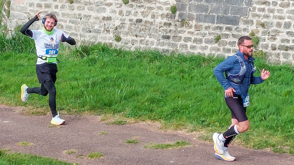 Merci au coureur 261 pour ce sympathique salut en courant aux pieds des remparts du Fort-Nieulay