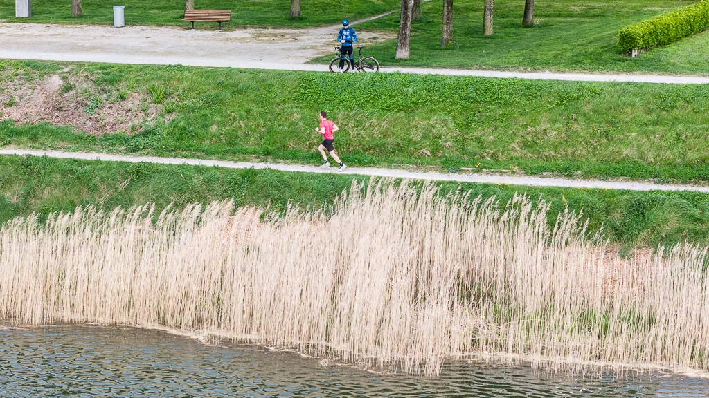 On coure le long du bassin des Chasses à Calais