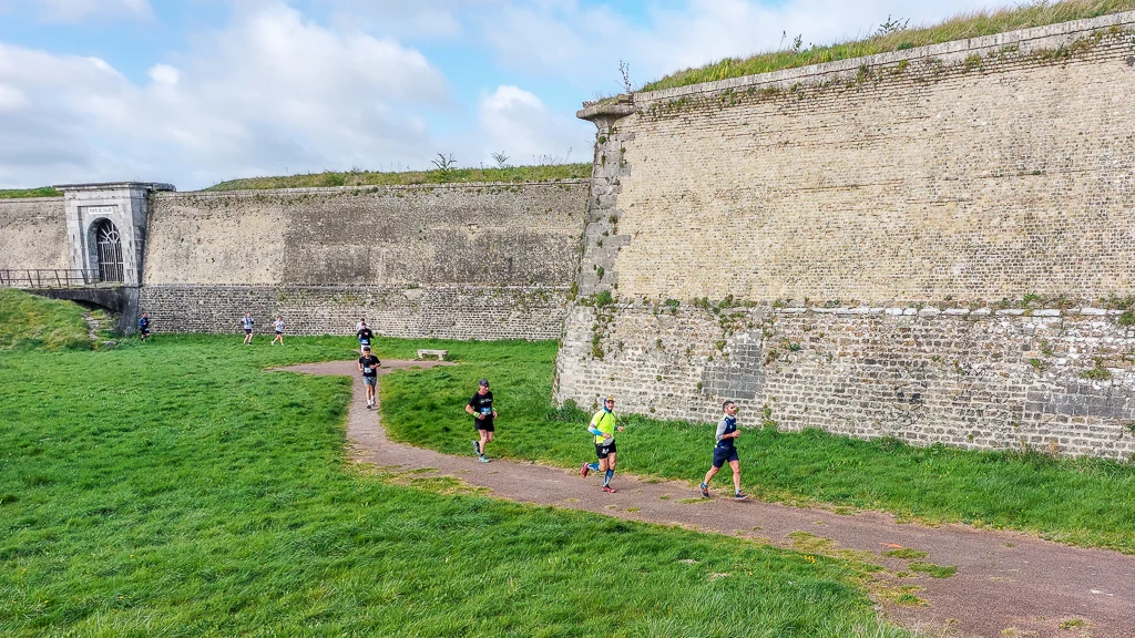 Au pied du rempart du Fort Nieulay de Calais