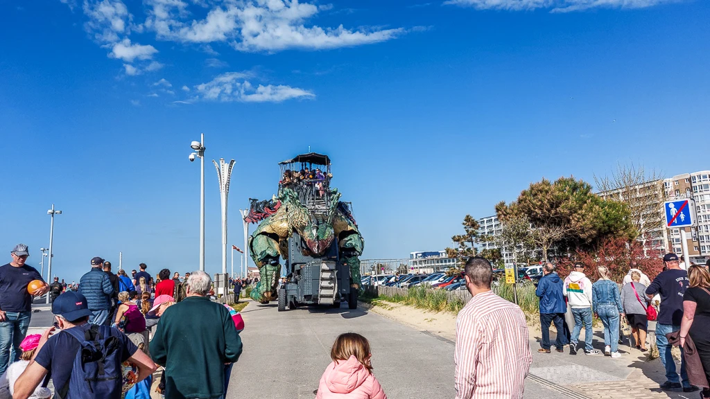 On suit de loin le Dragon, histoire de ne pas se faire arroser