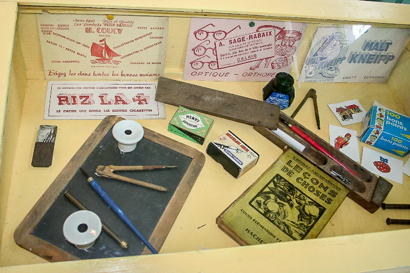 Les ustensiles de la classe d'école des années 1960