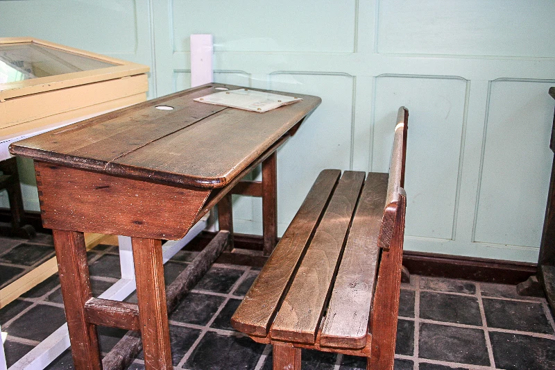 Les bancs de bois de la classe d'école des années 1960