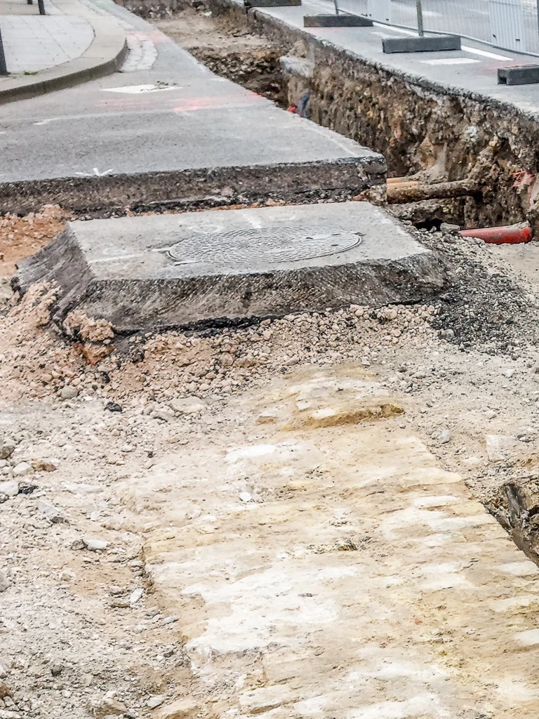 Une bouche d'égout passe-muraille à Calais