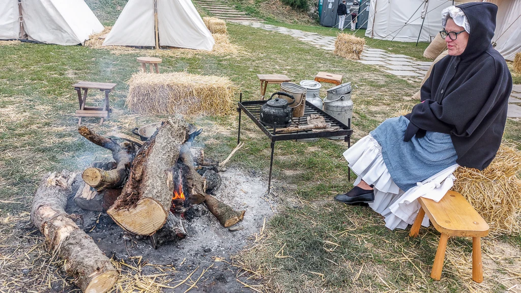 Une vivandière auprès du feu de bois