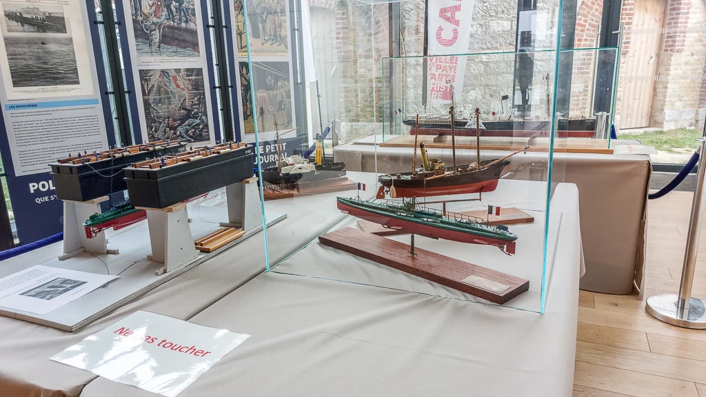 Une partie de l'exposition dédiée au naufrage du Pluviôse au large de Calais