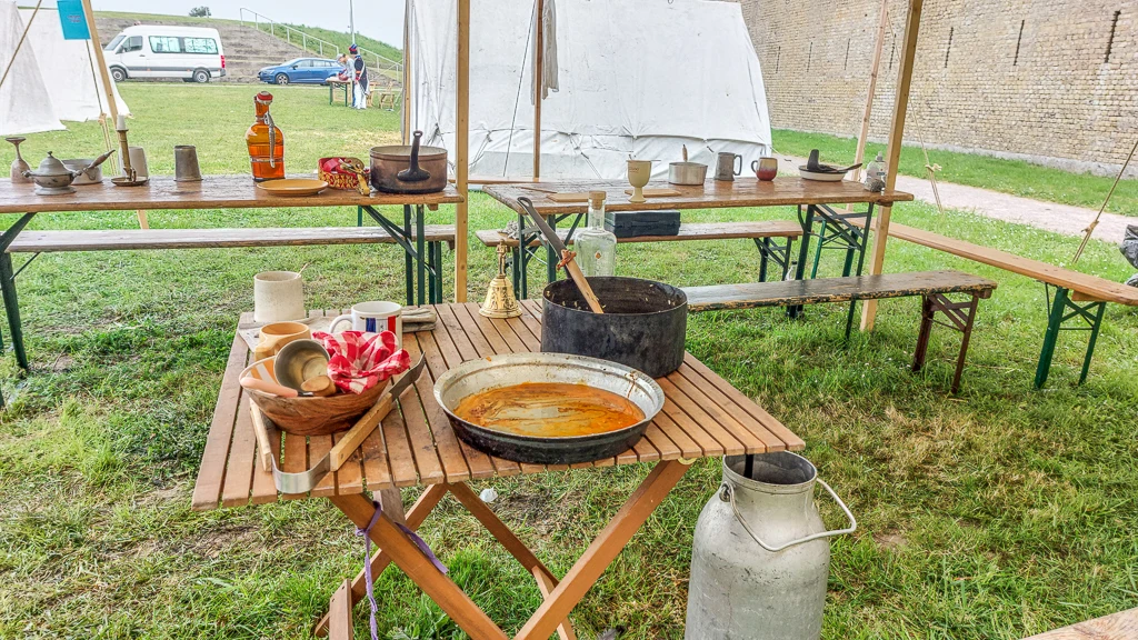 La vaisselle de la nuit n'a même pas été nettoyée !!!