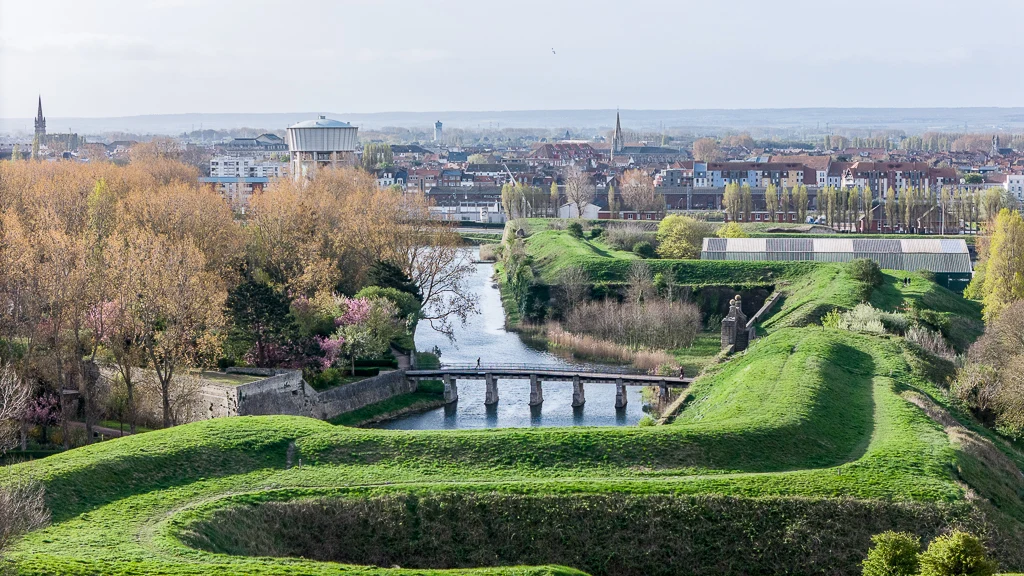 La rivière qui borde la Citadelle de Calais