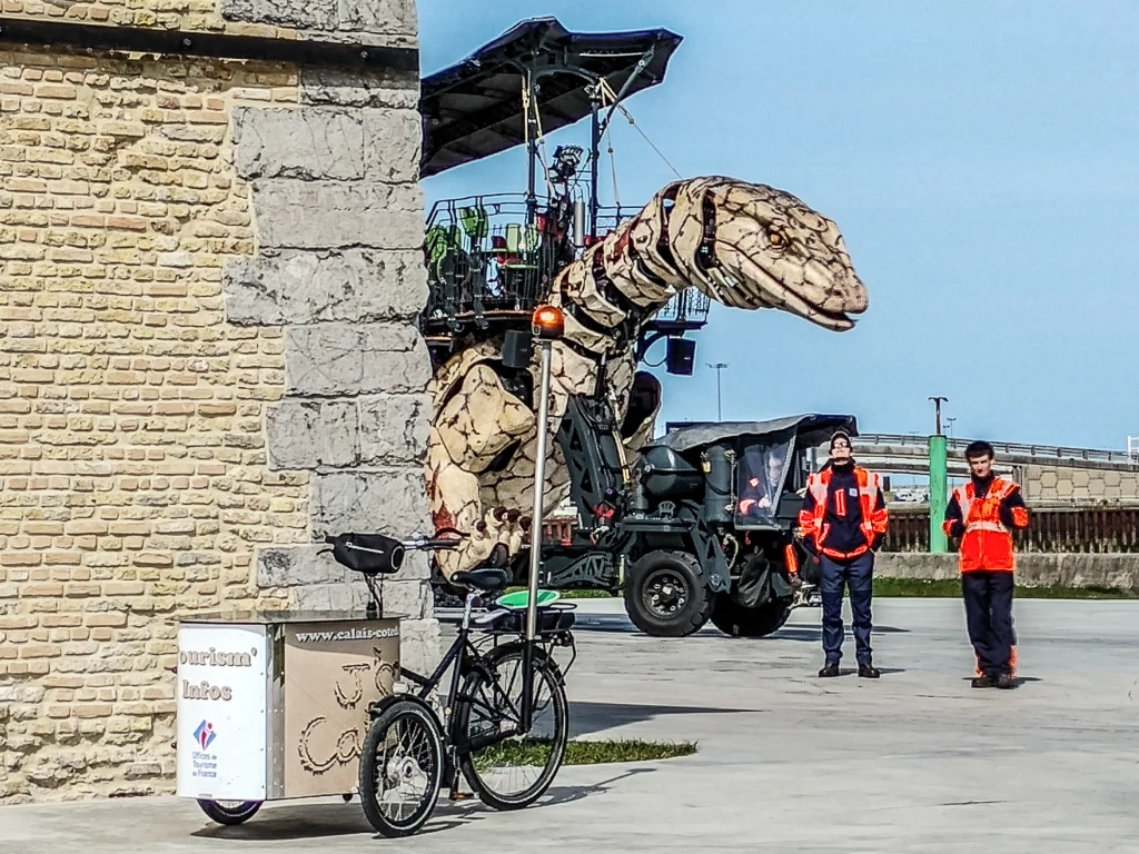 Le Varan fait une pause devant le Logis du Major, avec son tricycle et son gyrophare
