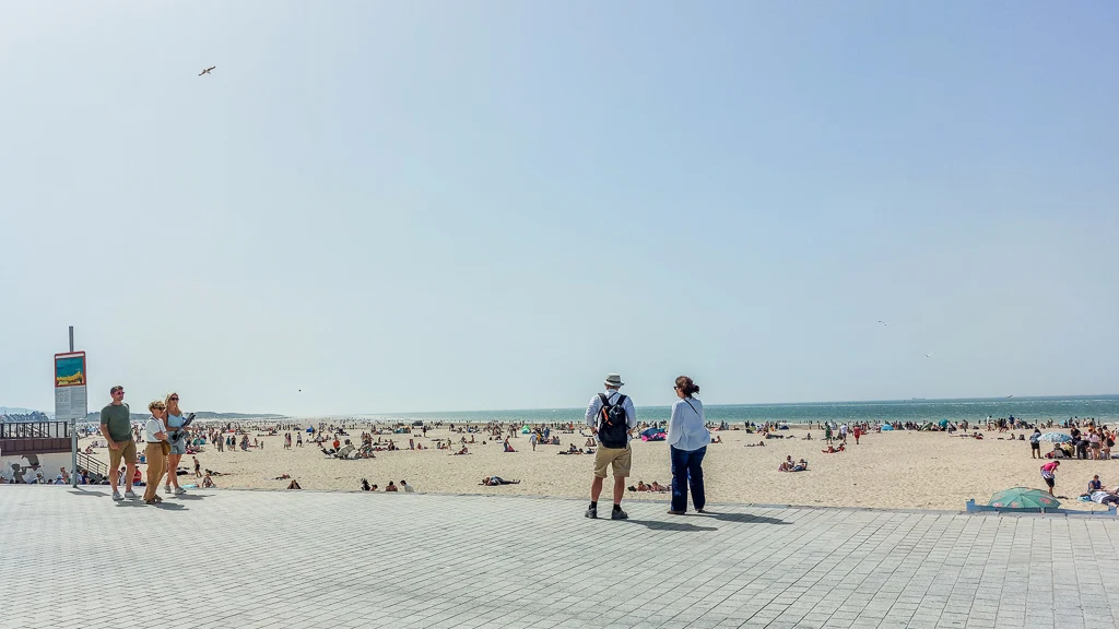 La plage de Calais noire de monde sur le sable fin