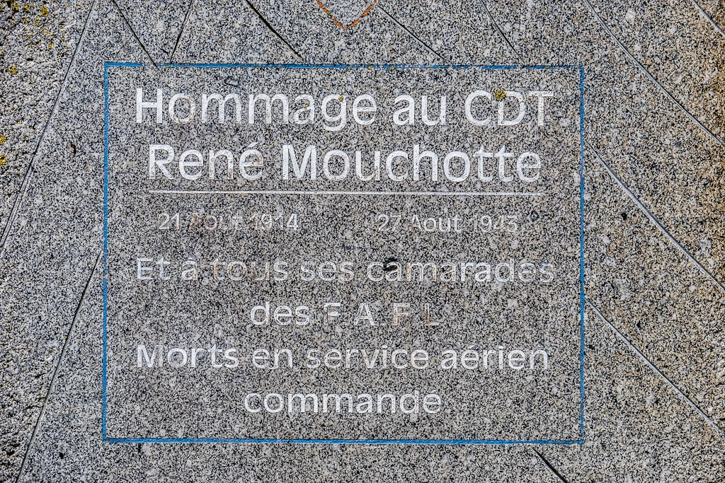 Inscriptions de la stèle en hommage au Commandant René Mouchotte