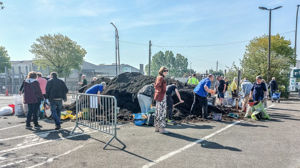 On s'affaire autour du mont de composte
