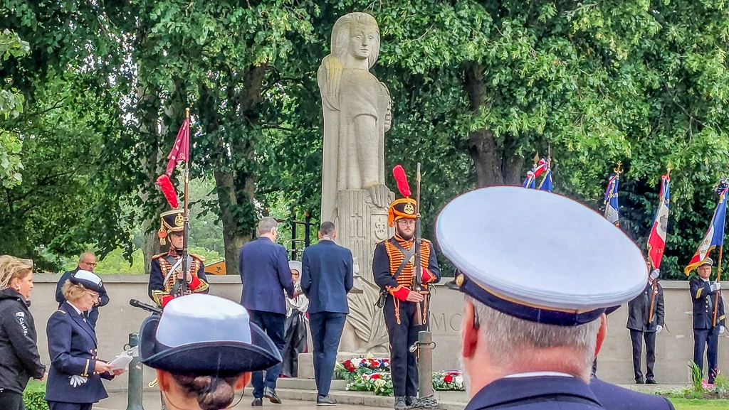 Dépôt de gerbes au Monument aux Morts
