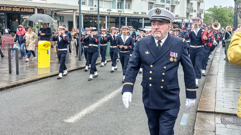 Le Bagad de Lann-Bihoué remontant la rue de la Mer