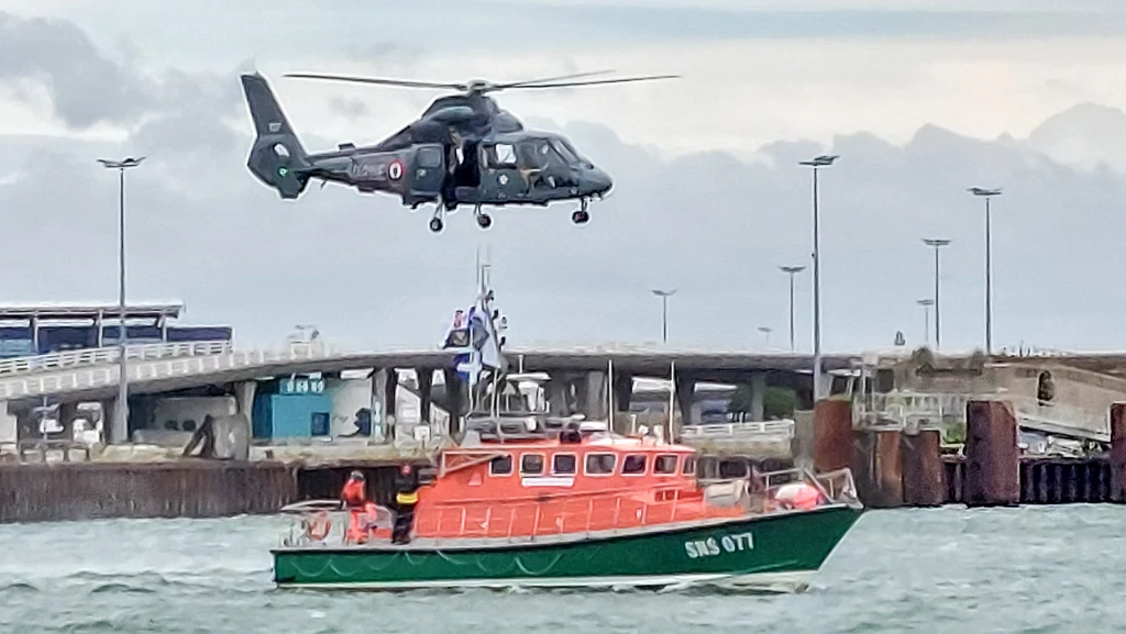 Opération d'hélitreuillage dans l'avant-port de Calais